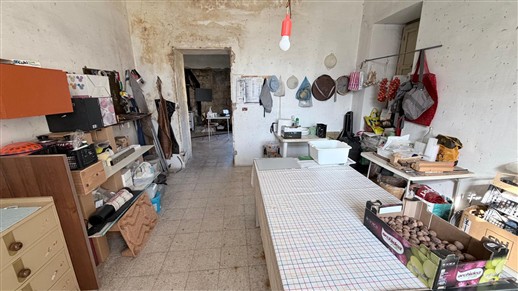 Antico Fabbricato Alle Porte di Putignano, Parzialmente In Pietra e Terreno.